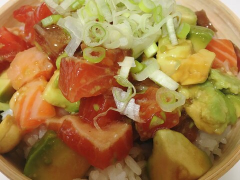 サーモンとアボカドの韓国風 漬け丼